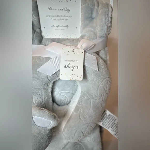 New Warm And Cozy Embossed Baby Blanket Elep Neck Pillow Set 30x40 White Fleece - Picture 3 of 8